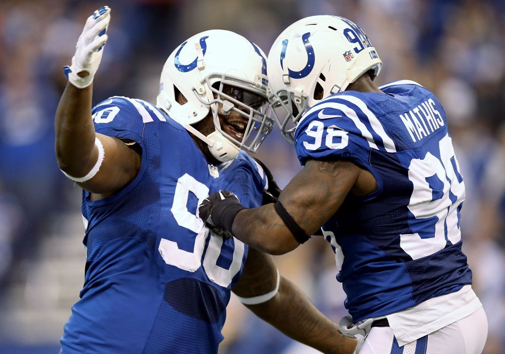 Kendall Langford celebra con Robert Mathis