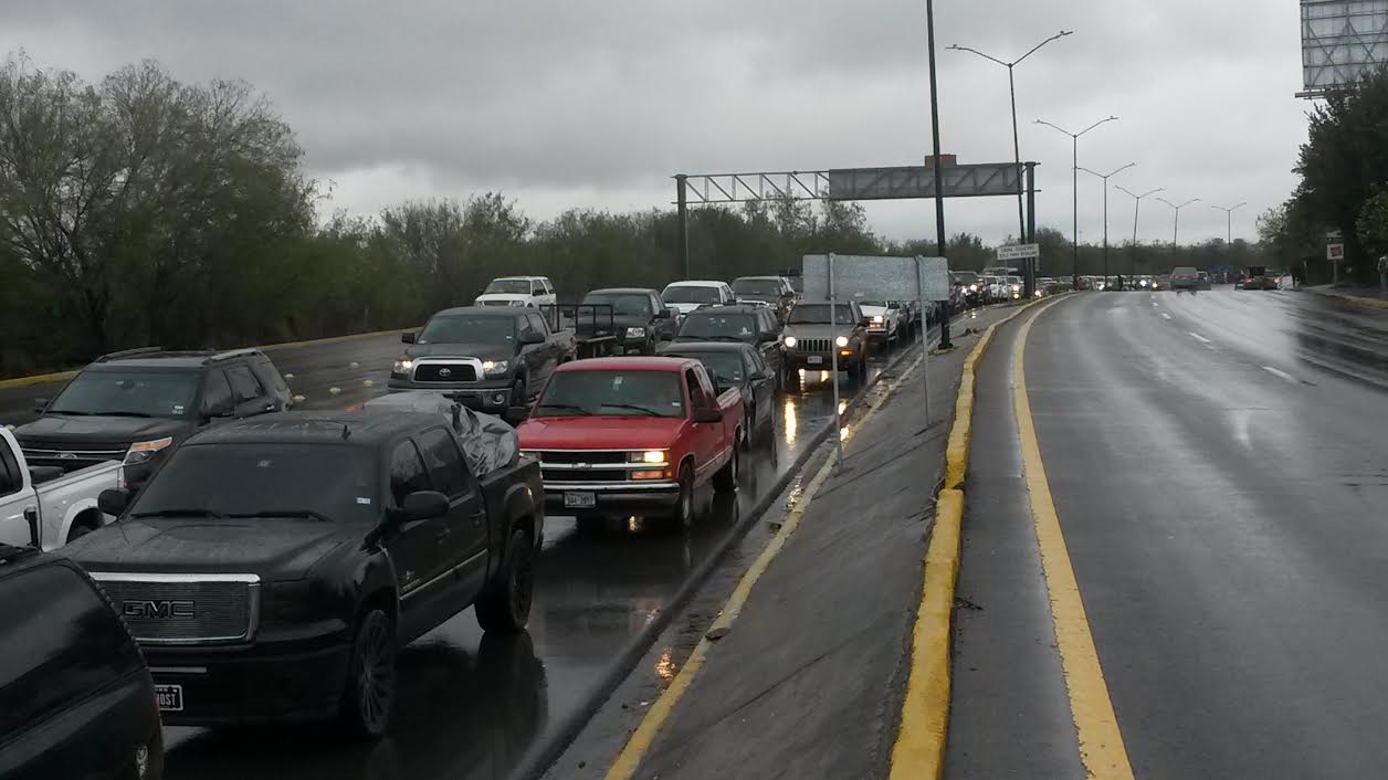 Kilómetros de vehículos esperan pasar a Estados Unidos.