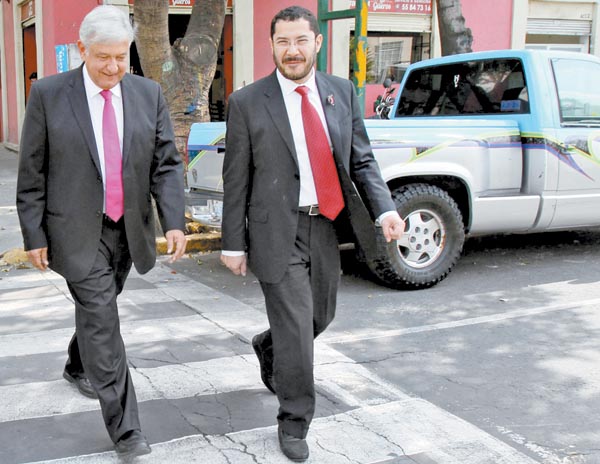 Martí Batres, líder del partido en el DF, acompañado del ex perredista Andrés Manuel López Obrador.