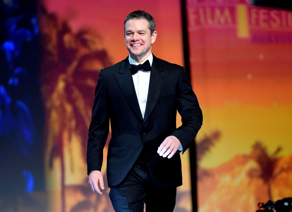 Matt Damon, al subir al escenario para recoger el Chairman’s Award, por su protagónico en 'The Martian'. 