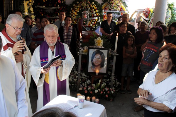 El obispo de Cuernavaca, Ramón Castro, en una misa en casa de la alcaldesa asesinada ayer, Gisela Mota Ocampo.