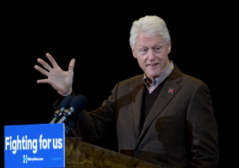  Bill Clinton, durante su intervención a favor de su mujer, hoy en el Nashua Community College de Nashua, New Hampshire