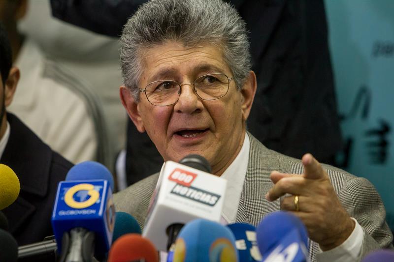 El diputado opositor, Henry Ramos Allup, luego que le impidieran acceder hoy al edificio administrativo del Parlamento, en Caracas 