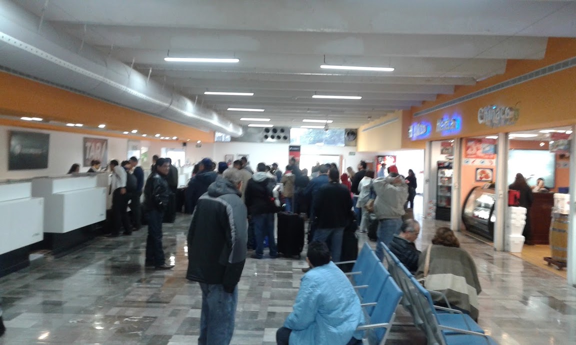 Largas filas en el Aeropuerto Internacional de Tampico.