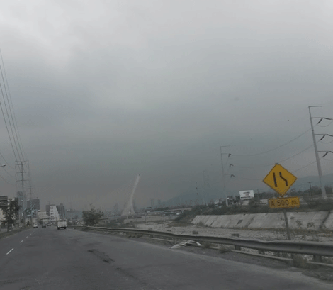 El puente Atirantado casi no se ve por las condiciones meteorológicas y ambientales.