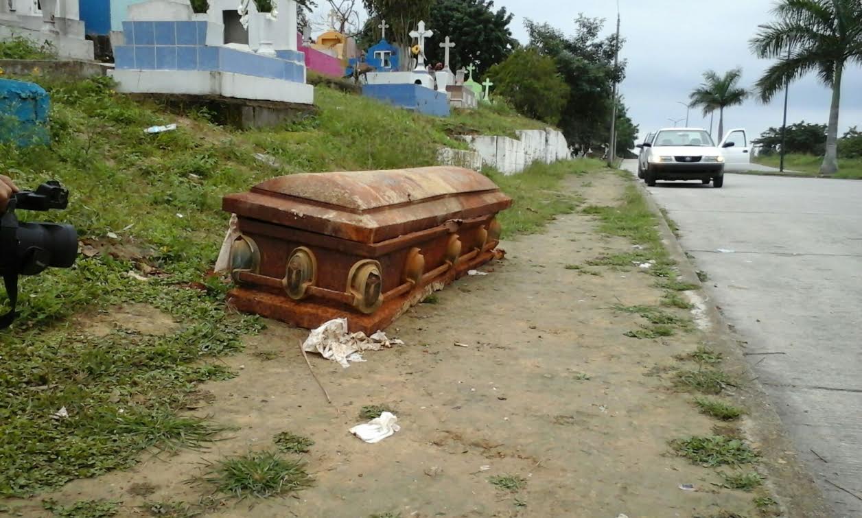A los alrededores también se pueden ver los sarcófagos que fueron sacados de las tumbas.