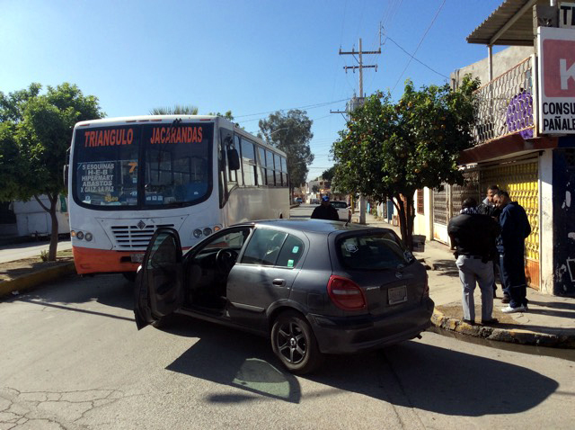 Autbús choca contra auto en la colonia Jacarandas de Torreón. 