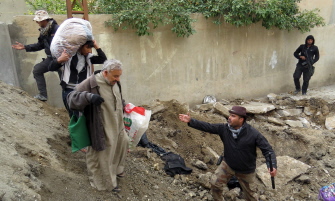 Fuerzas iraquíes ayudan a evacuar civiles durante los combates con el EI en Ramadi, capital de la provincia de Anbar