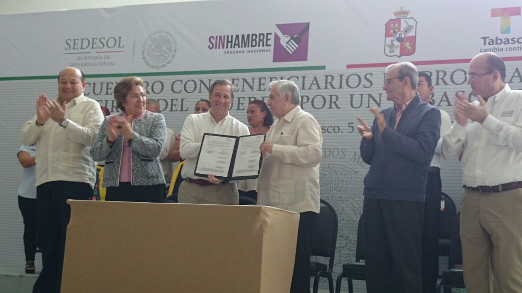 El gobernador de Tabasco, Arturo Núñez, y el secretario de Desarrollo Social, José Antonio Meade. 