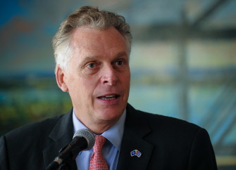 El gobernador de Virginia, Terry McAuliffe, durante la rueda de prensa en la zona de desarrollo del puerto del Mariel, en la provincia de Artemisa