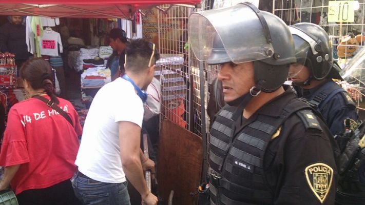 Los granaderos retiraron a los vendedores ambulantes de Eje 1 Norte.
