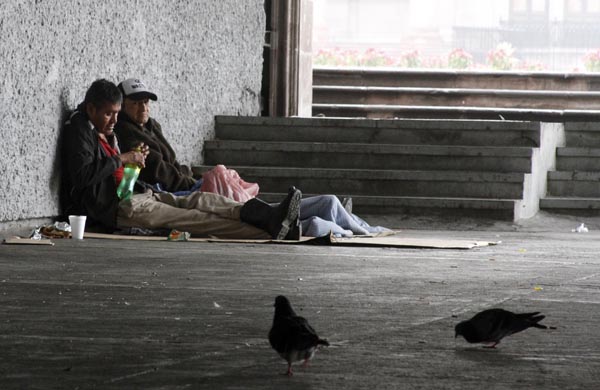 Uno de los lugares en donde se puede ubicar a la mayor parte de las personas que deambulan por las calles es bajo los puentes, ya que se han convertid