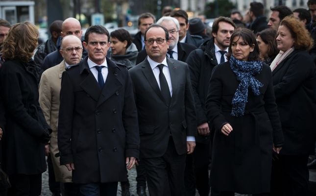 El presidente de Francia, Francois Hollande; la alcaldesa de París, Anne Hidalgo; y el primer ministro, Manuel Valls.