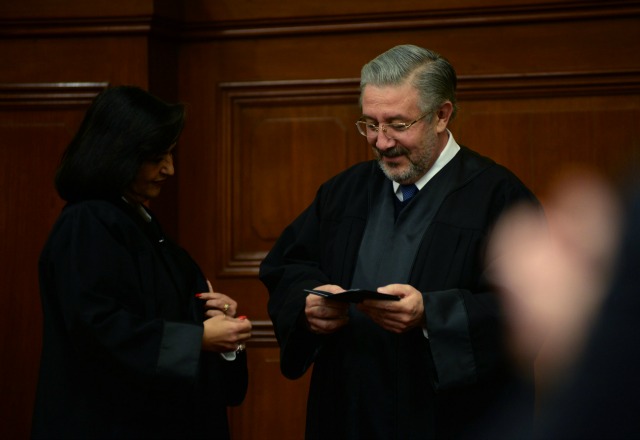 El presidente de la Suprema Corte, Luis María Aguilar, entregó la toga, birrete y credenciales a Norma Piña, nueva ministra.