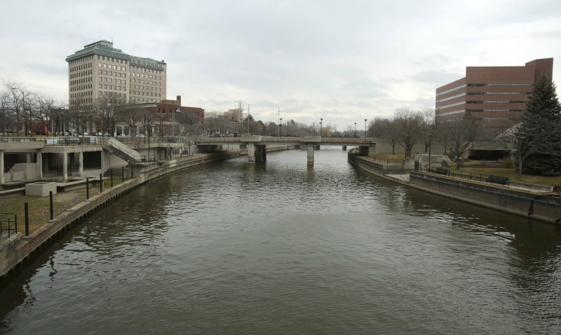 El río Flint fluye a través del centro de Flint, Michigan.