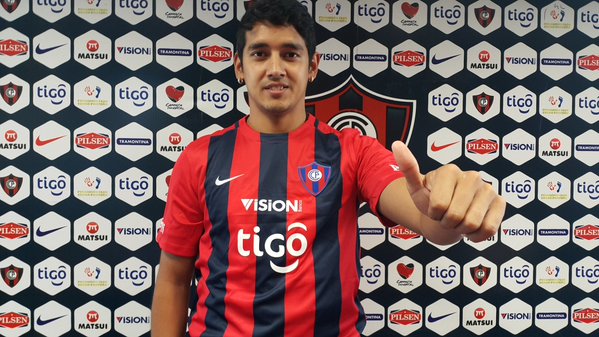 Silvio Torales posa con la camiseta de su nuevo equipo