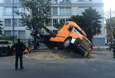 Un tráiler se volcó en la calle Morelos casi esquina Enrico Martínez, colonia Centro, por lo que hay complicaciones viales en la zona.