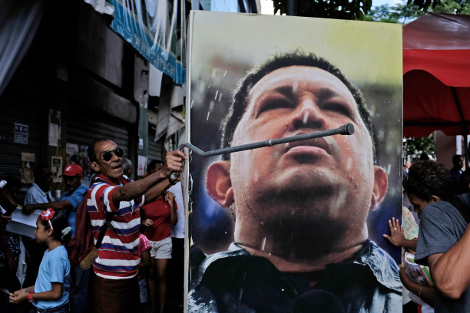Los afiches salieron uno a uno del edificio federal y pasaron frente a decenas de simpatizantes del gobierno, que se concentraron en los alrededores d