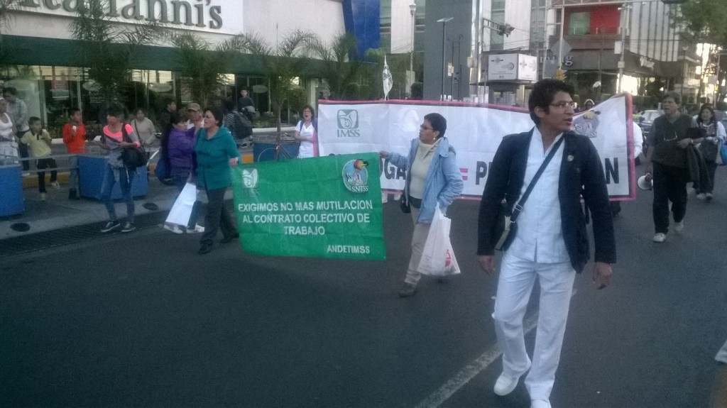 Enfermeros protestan para exigir mejores condiciones de trabajo.