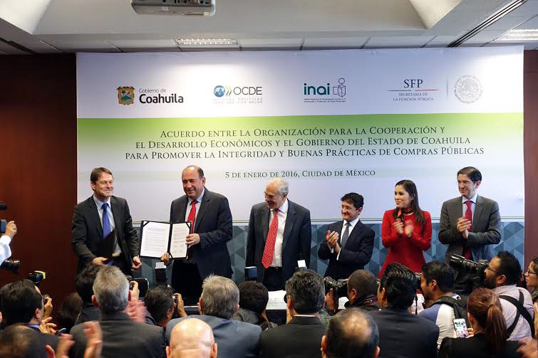 Firma del convenio entre el gobierno de Coahuila con OCDE.