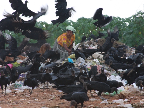 Indígenas guatemaltecos denunciaron maltrato y explotación laboral en el interior del basurero municipal, donde los hacían trabajar jornadas de más de