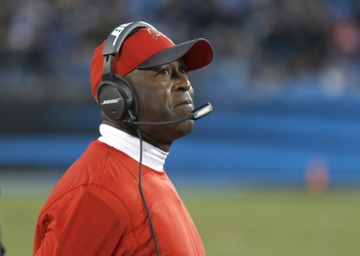 Lovie Smith, despedido de Buccaneers 