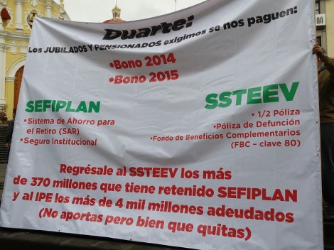 El ex rector de la Universidad Veracruzana, Raúl Arias Lovillo se sumó a la protesta de los jubilados.