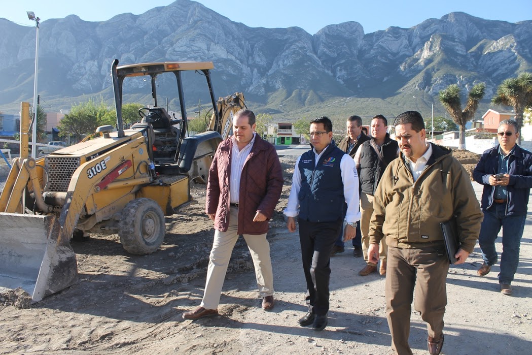 El alcalde de Santa Catarina realizó un recorrido por donde se edifica la obra deportiva. 