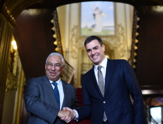 El líder del PSOE, Pedro Sánchez (d), saluda al primer ministro portugués, Antonio Costa, en la sede del Partido Socialista de Portugal, en Lisboa
