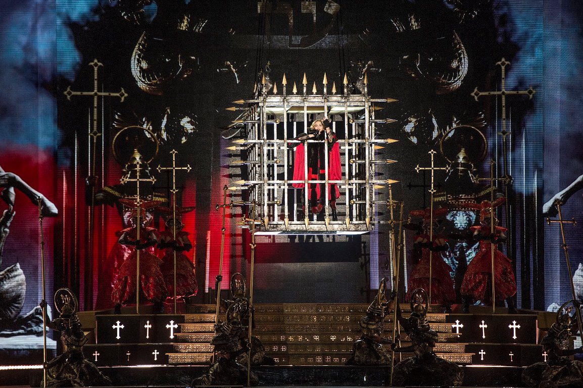 Al ritmo de "Iconic", Madonna apareció a las 22:20 horas en el escenario dentro de una jaula.