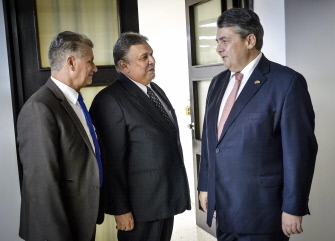 El vicecanciller alemán y ministro de Economía, Sigmar Gabriel (d), habla con su par cubano, Marino Murillo (c), hoy en La Habana 