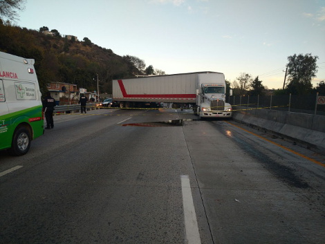 El camión quedó a mitad de la carretera. 