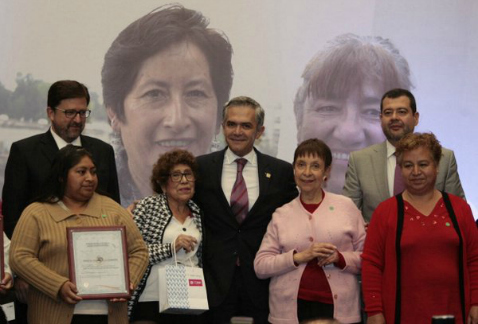 El jefe de Gobierno capitalino, Miguel Ángel Mancera, entregó constancias con validez oficial a cuidadoras de personas mayores, preparadas en el Insti