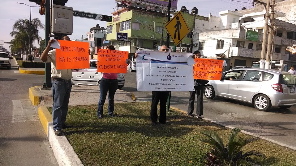 Se manifiestan en Madero; exigen quitar tenencia vehicular y reemplacado.