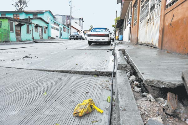 El pavimento y las banquetas resultaron afectadas por las precipitaciones.