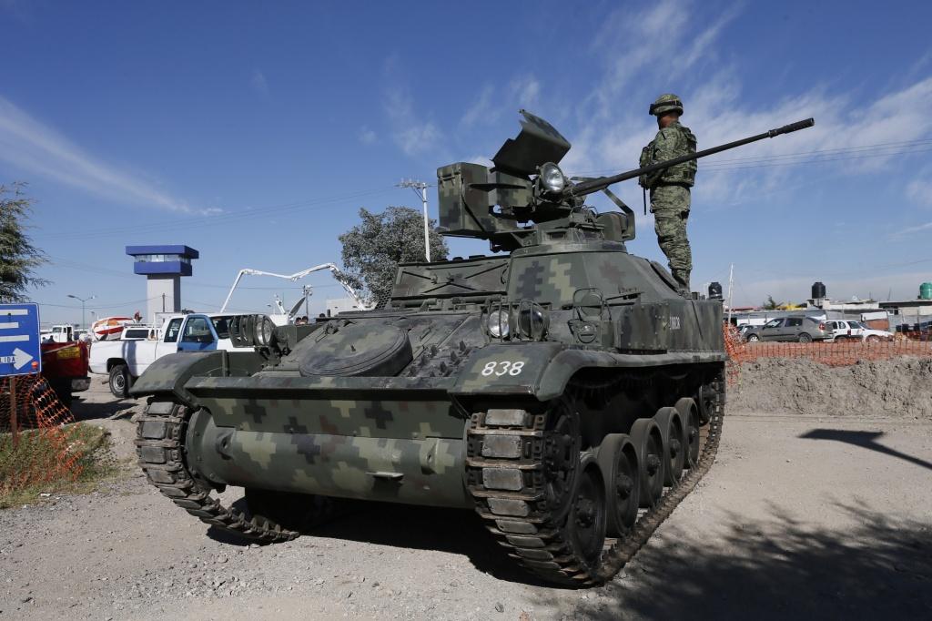 A unos 300 metros de la prisión fue instalado un retén militar en la carretera, donde son revisados todos los vehículos que transitan por ahí.