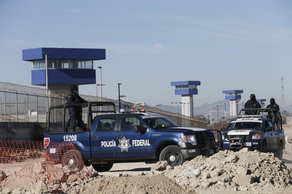 Policías federales, estatales y militares participan en un operativo especial desplegado en el penal del Altiplano para impedir una nueva fuga del nar