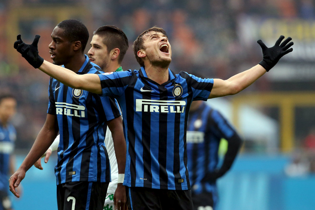 Adem Ljajic tras perder una oportunidad de gol 