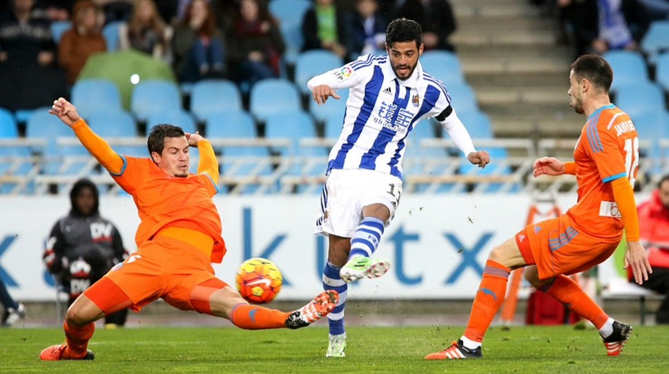 Carlos Vela con la Real Sociedad ante el Valencia 