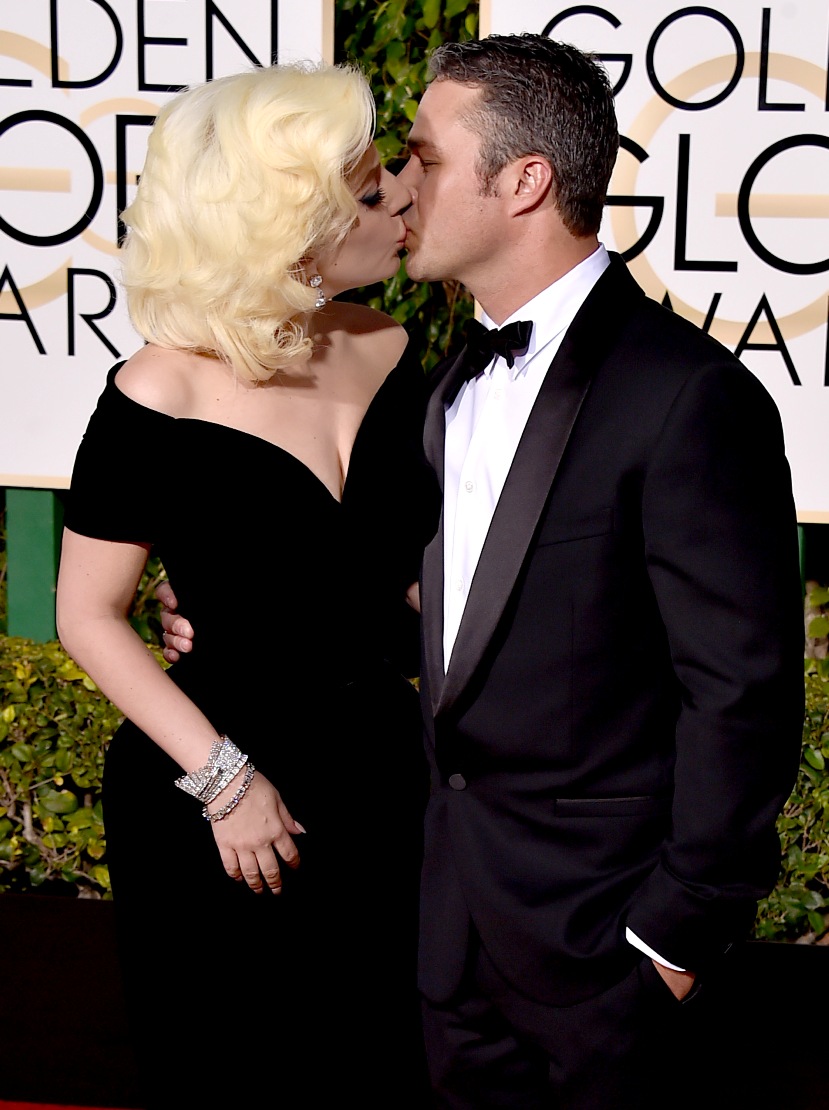 Gaga estuvo acompañada de su prometido, Taylor Kinney.