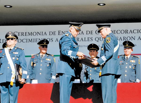 El titular de la Sedena condecora a un mando en el Campo Militar 1-A.