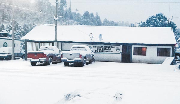 Las zonas más afectadas en Chihuahua son la región noroeste y la zona serrana, con una acumulación de nieve de 30 centímetros.