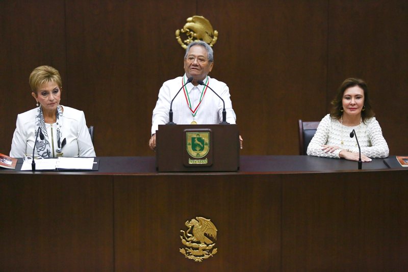Agradeció al Congreso del estado al subir al estrado. 