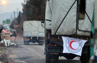 Un convoy de la Media Luna Roja siria, con ayuda humanitaria, en las afueras de la ciudad de Madaya, ciudad sitiada por el ejército sirio