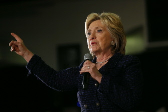 Hillary Clinton habla durante un acto electoral en el Electric Park Ballroom de Waterloo, Iowa