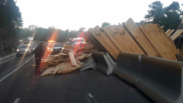 La carga del camión invadió los carriles contrarios.