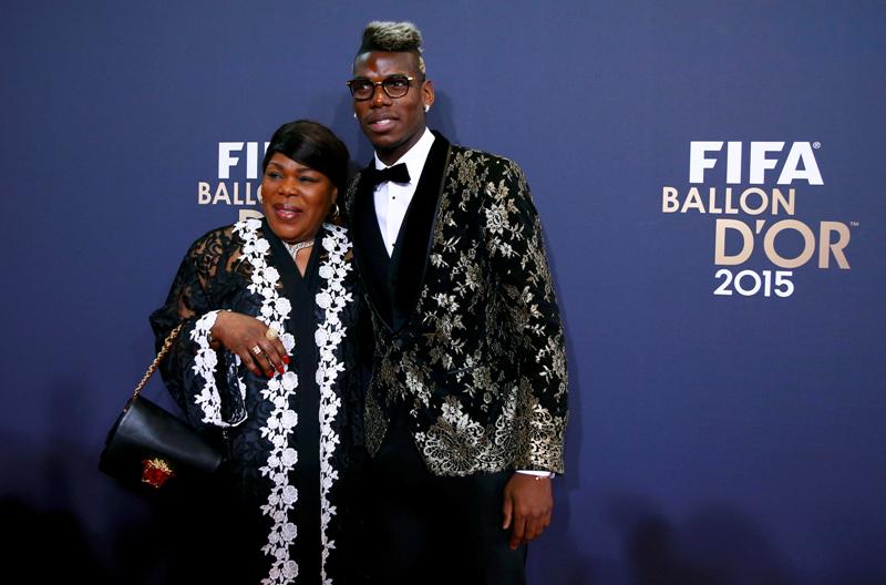 Paul Pogba acudió a la alfombra roja con su madre