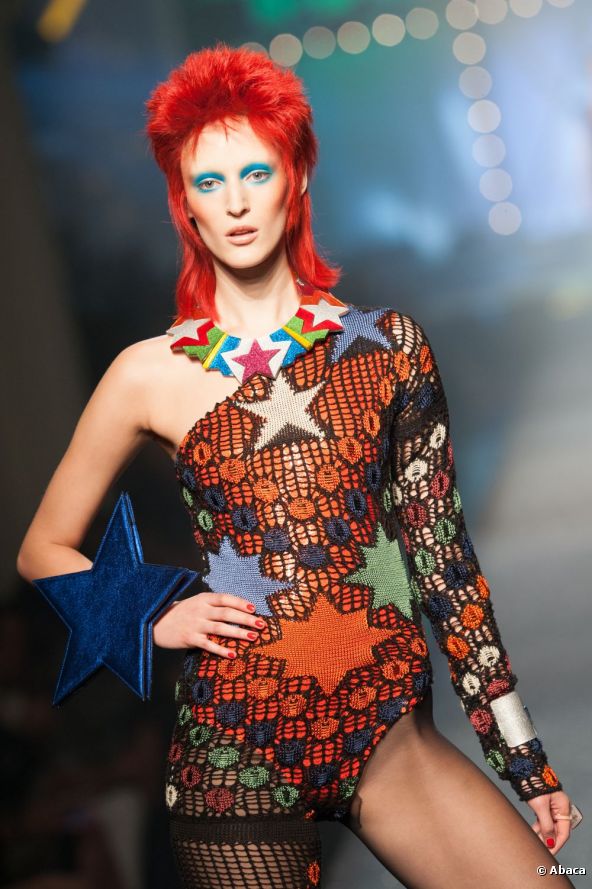 Una de la modelos ataviadas a la Bowie en 2012 