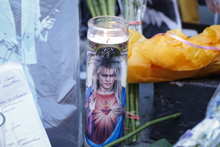Estados Unidos. Una vela con el rostro de David Bowie afuera del departamento en Nueva York del cantante británico.(AFP/KENA BETANCUR)