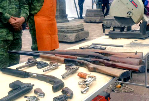Armas entregadas por capitalinos en el atrio de la Catedral Metropolitana, en el inicio de la sexta etapa del programa "Por tu familia, desarme volunt
